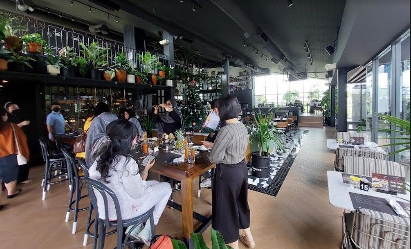 Nongkrong di Tribun Cafe Sambil Menikmati Pemandangan dan Angin Sepoi Bekasi Bisa Dirasakan di Sini Lho. (Suara.com/Lilis Varwati)