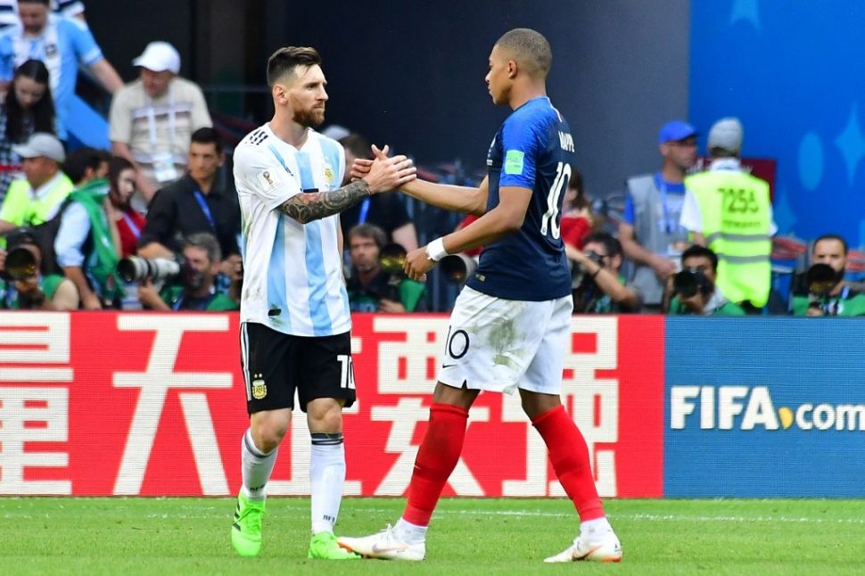 Penyerang timnas Argentina Lionel Messi memberi selamat kepada penyerang Prancis Kylian Mbappe (kanan) pada akhir pertandingan babak 16 besar Piala Dunia 2018 Rusia antara Prancis vs Argentina di Kazan Arena di Kazan pada 30 Juni 2018.Luis Acosta / AFP.