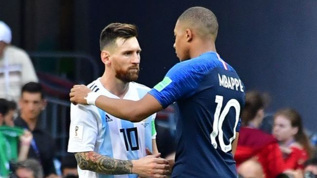 Penyerang timnas Argentina Lionel Messi memberi selamat kepada penyerang Prancis Kylian Mbappe (kanan) pada akhir pertandingan babak 16 besar Piala Dunia 2018 Rusia antara Prancis vs Argentina di Kazan Arena di Kazan pada 30 Juni 2018. Luis Acosta / AFP.