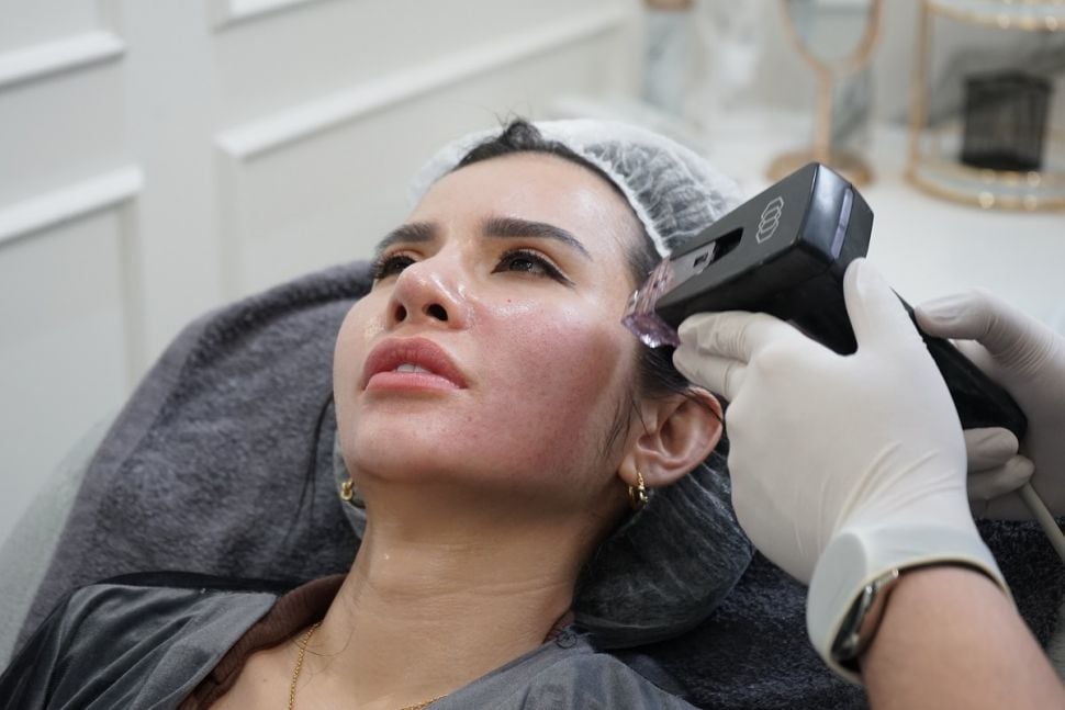 Maria Vania melakukan perawatan kecantikan di Klinik Dermapro Jakarta. [dokumentasi Dermapro]