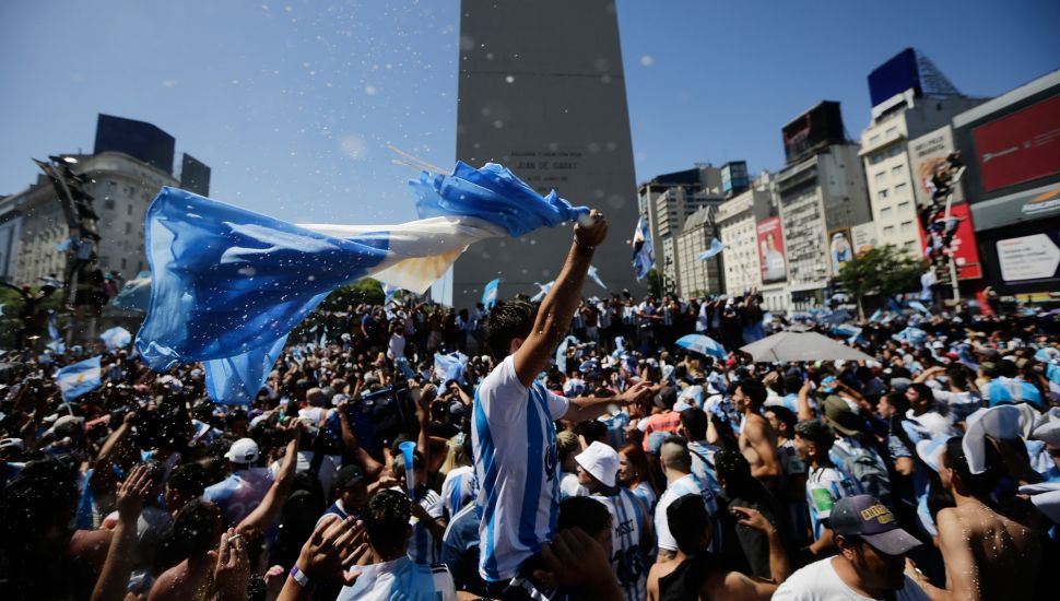 Fans Argentina berkumpul di Tugu Obelisk untuk merayakan kemenangan Piala Dunia Qatar 2022 melawan Prancis di Buenos Aires, Argentina, Minggu (18/12/2022). [Emiliano Lasalvia / AFP]