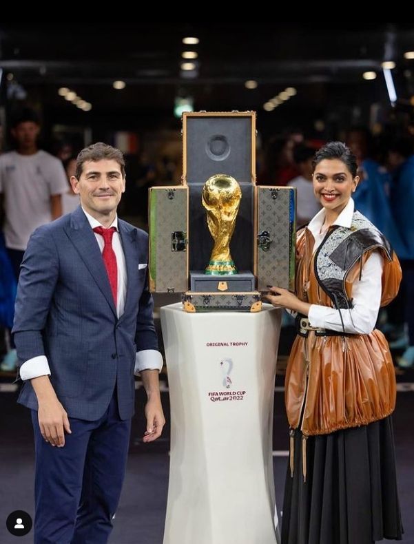 Dapeeka Padukone, pembawa trofi Piala Dunia 2022 (Instagram @voguearabia)