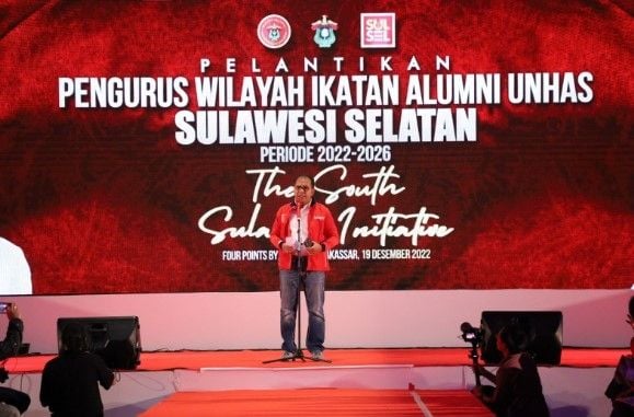 Wali Kota Makassar Moh Ramdhan Pomanto yang dilantik sebagai Ketua IKA Unhas Sulsel Periode 2022-2026 mengajak seluruh alumni mendoakan korban insiden tarik tambang di Kota Makassar, Senin 19 Desember 2022 [SuaraSulsel.id/Istimewa]