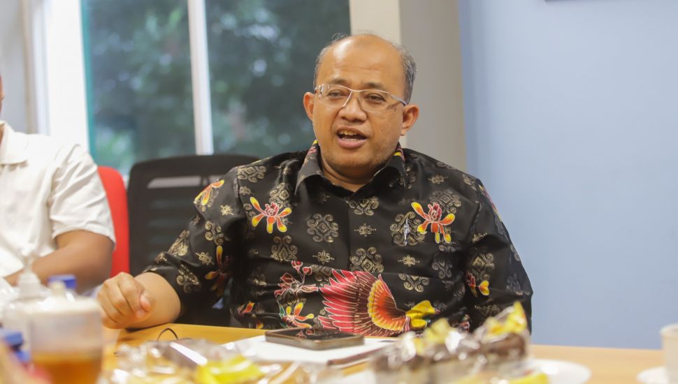 Ketua Umum PB IDI Adib Khumaidi di Kantor Suara.com, kawasan Mega Kuningan, Jakarta Selatan, Rabu (21/12/2022). [Suara.com/Alfian Winanto].