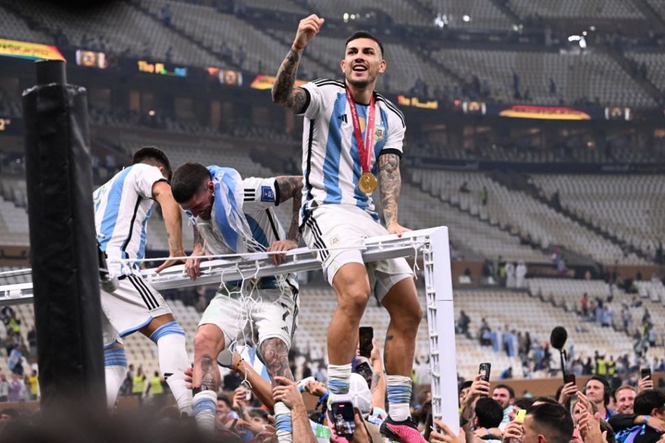 Pemain Argentina Leandro Paredes rayakan kemenangan Albiceleste di final Piala Dunia 2022 yang digelar di Lusail Stadium, Qatar, Minggu (18/12/2022). Argentina keluar sebagai juara dunia usai mengalahkan Prancis lewat drama adu penalti. [AFP]