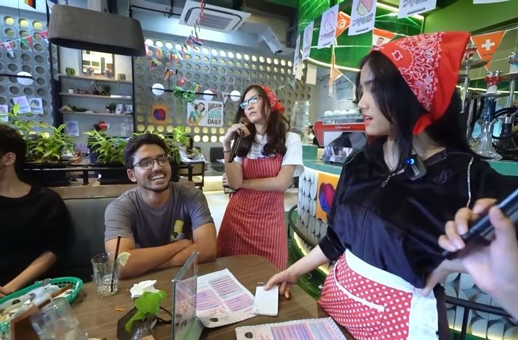 Momen Fuji Jadi Pelayan Karen's Diner (YouTube Fuji An)