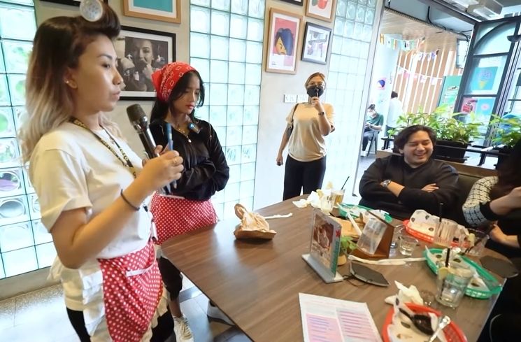 Momen Fuji Jadi Pelayan Karen's Diner (YouTube Fuji An)