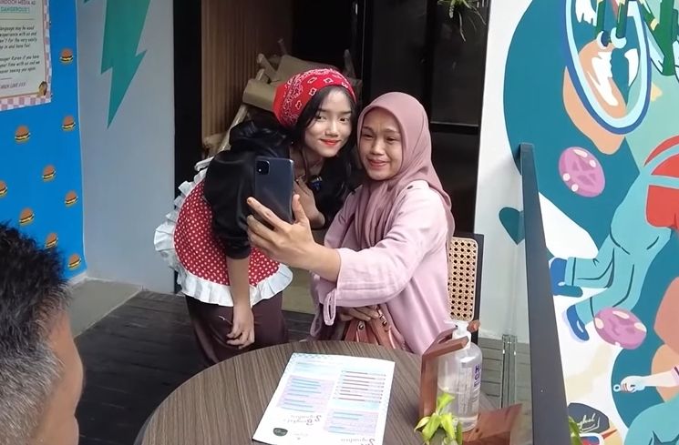 Momen Fuji Jadi Pelayan Karen's Diner (YouTube Fuji An)