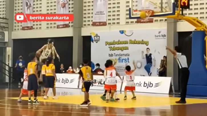 Potret Jan Ethes Tanding Basket. (YouTube/Berita Surakarta)