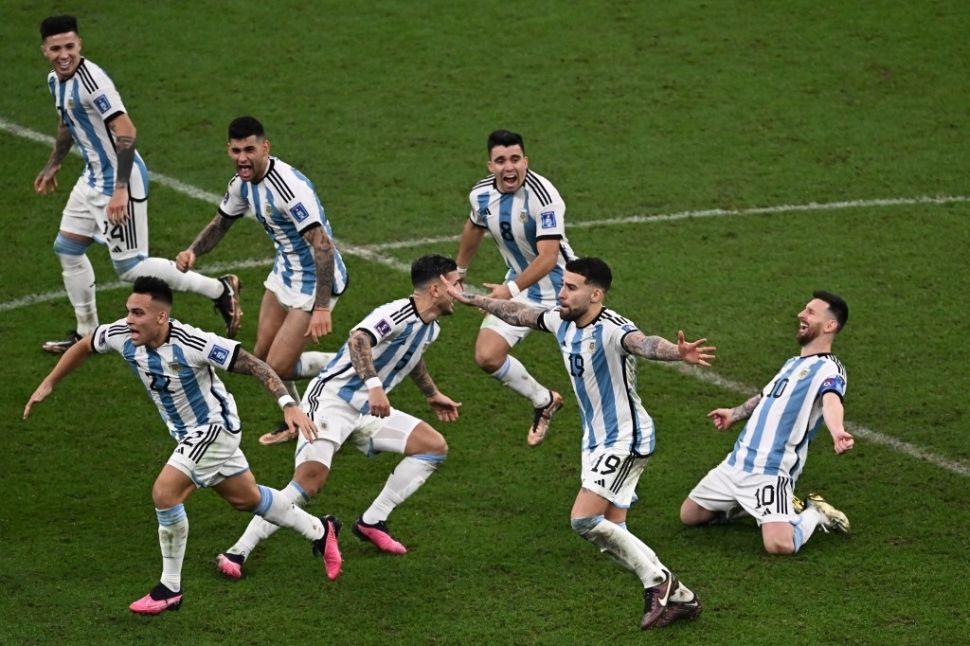 Reaksi pemain Argentina usai Gonzalo Montiel menjebol gawang Prancis dalam adu penalti di partai final Piala Dunia 2022 yang digelar di Lusail Stadium, Minggu (18/12/2022). [AFP]