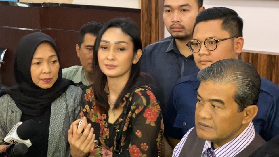 Mantan istri Indrajana Sofiandi, Keyla Evelyne Yasir mendatangi Polres Metro Jakarta Selatan, Kamis (22/12/2022) dalam kasus kekerasan terhadap putranya yang dilakukan mantan suami, Indrajana Sofiandi. [Adiyoga Priyambodo/Suara.com]