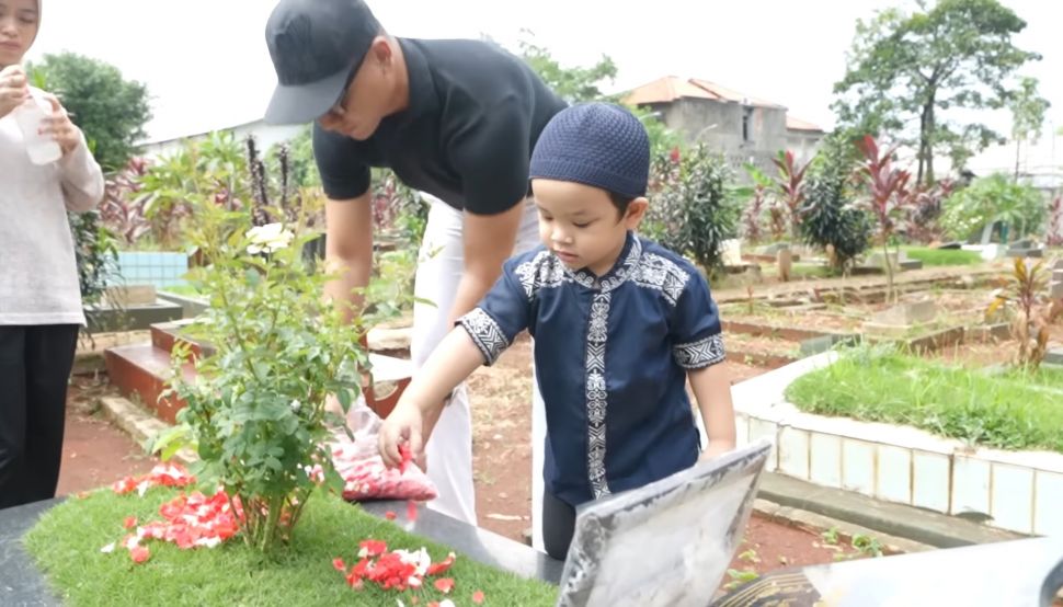 Gala Sky Andriansyah Kunjungi Makam Vanessa Angel dan Bibi Ardiansyah (YouTube)