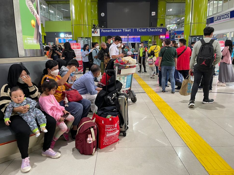 Sejumlah penumpang berada di Stasiun Gambir, Jakarta Pusat, Jumat (23/12/2022). [Foto dok. PT KAI]