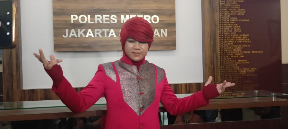 Marsel Radhival alias Pesulap Merah usai menjalani pemeriksaan dalam kasus ujaran kebencian di Polres Metro Jakarta Selatan, Jumat (23/12/2022). [Rena Pangesti/Suara.com]