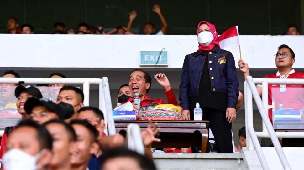Iriana Jokowi tampil sporty dengan jaket FENDI saat temani Jokowi nonton Timnas Indonesia dalam gelaran Piala AFF 2022 di GBK, Jumat (23/12/2022). (Dok. Instagram)