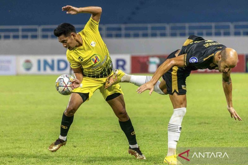 Pesepak bola Dewa United Risto Mitrevski (kanan) berebut bola dengan pemain Barito Putera Abrizal Umanailo (kiri) dalam pertandingan lanjutan BRI Liga 1 di Stadion Jatidiri, Semarang, Jawa Tengah, Minggu (11/12/2022). Pertandingan tersebut berakhir imbang dengan skor 0-0. ANTARA FOTO/Aji Styawan/wsj.