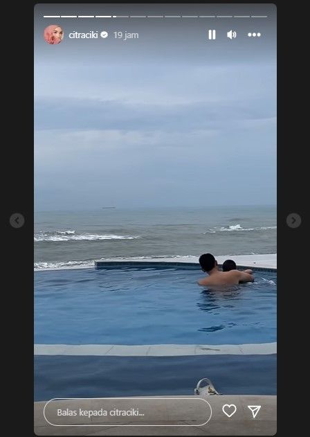 Citra Kirana memamerkan sang suami sedang berenang (Instagram)