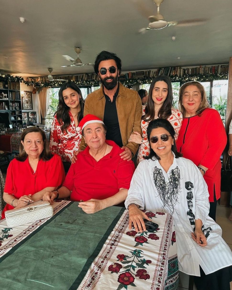 Momen Seleb Bollywood Rayakan Natal (Instagram/@therealkarismakapoor)