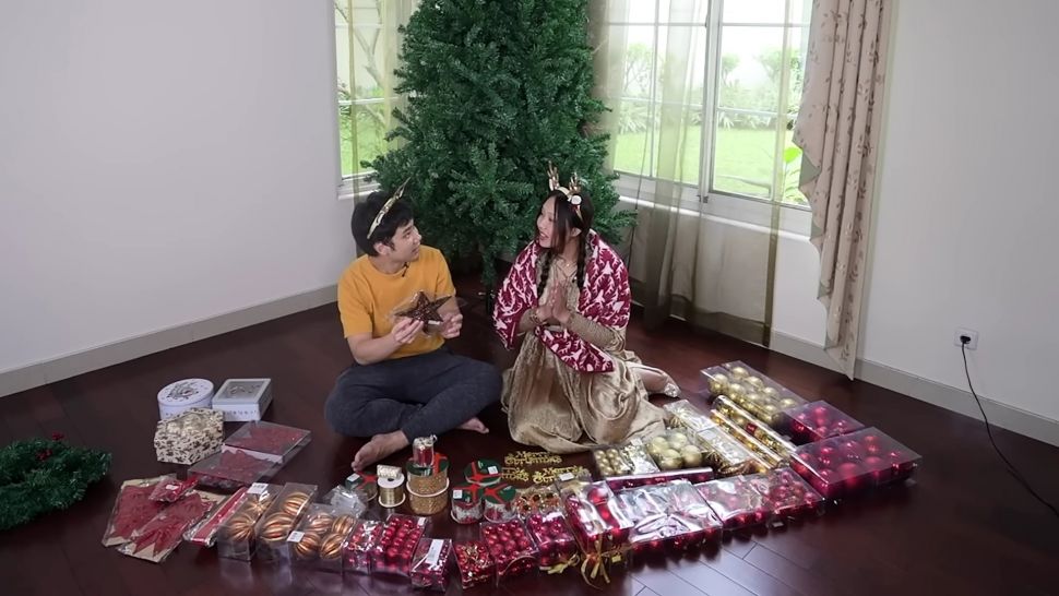 Sisca Kohl dan Jess No Limit rias pohon Natal. (Dok. Youtube)