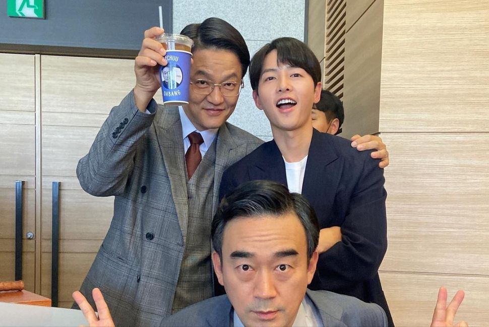 Potret Song Joong Ki di Balik Layar Reborn Rich (Instagram/@1season73)