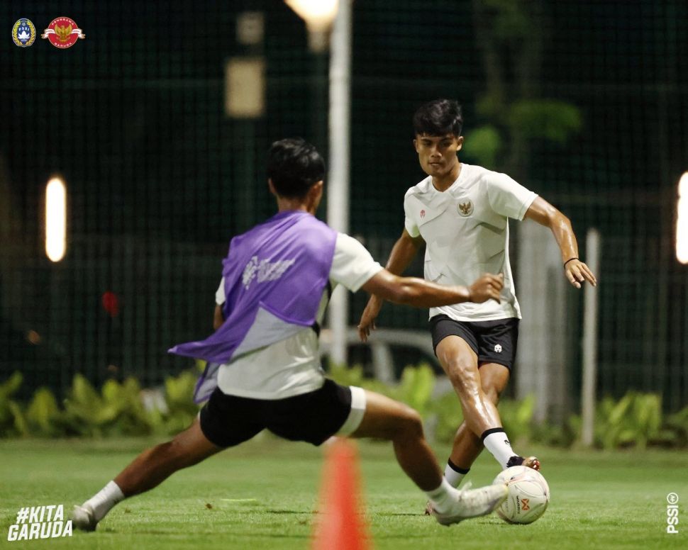 Pemain Timnas Indonesia berlatih di lapangan A, Senayan, Jakarta, Selasa (27/12/2022). Skuad Garuda bersiap untuk menghadapi Thailand di matchday ketiga Grup A Piala AFF 2022 yang akan digelar di SUGBK, Kamis (29/12/2022). [Twitter PSSI]