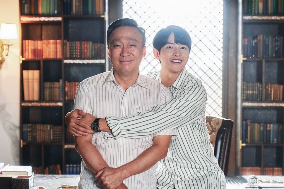 Potret Song Joong Ki di Balik Layar Reborn Rich (Instagram/@hi_songjoongki) 