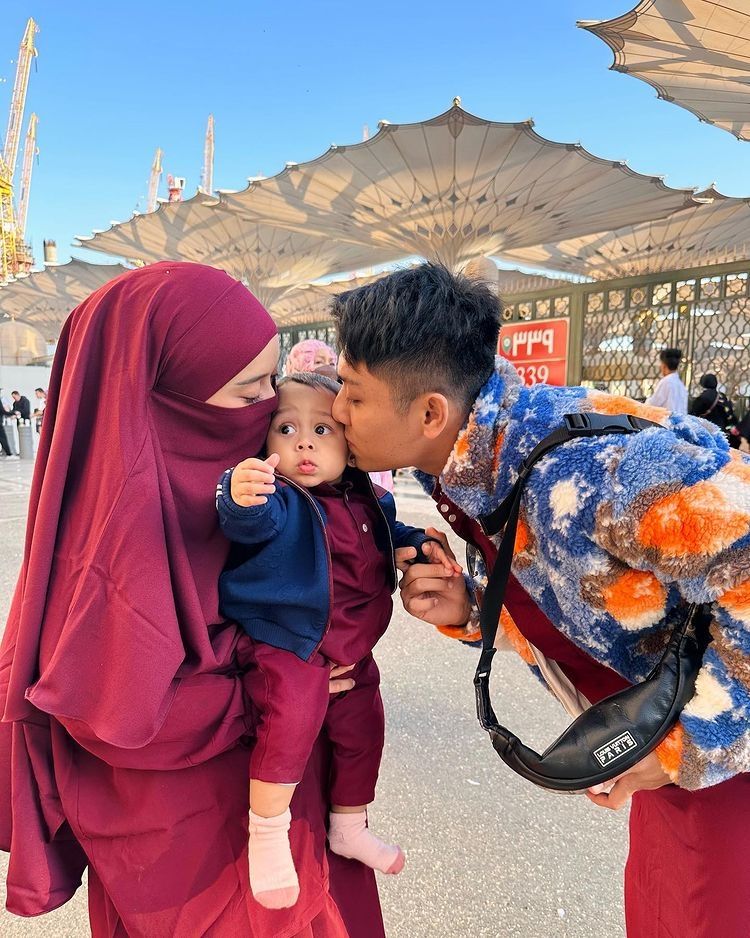 Lesti Kejora dan Rizky Billar menjalankan ibadah umrah bersama anak kesayangan, Muhammad Leslar Al Fatih Billar. (Instagram/rizkybillar)