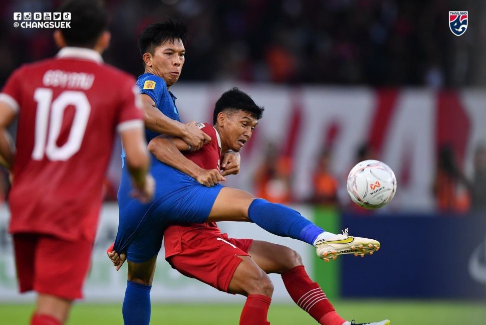 Striker Timnas Indonesia, Dendy Sulistyawan berebut bola dengan pemain Thailand dalam laga ketiga Grup A Piala AFF 2022 di Stadion Utama Gelora Bung Karno (SUGBK), Senayan, Jakarta, Kamis (29/12/2022). [Twitter/@Changsuek_TH]