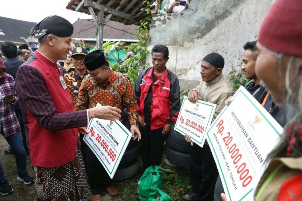 Foto unggahan Ganjar saat penyerahan bantuan ke kader PDIP. (Twitter/ganjarpranowo)