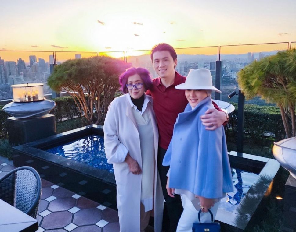 Potret Syahrini dan Ibu Mertua di Tokyo. (Instagram/princessyahrini)