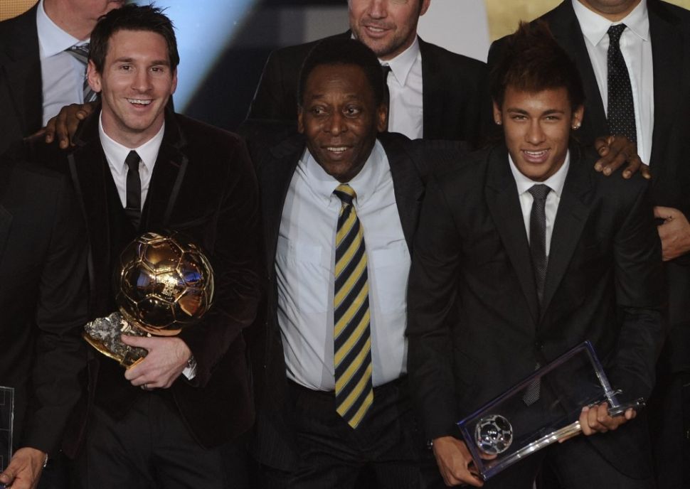 Legenda Brasil Pele (tengah) berpose dengan Lionel Messi (kiri) dan Neymar pada tahun 2012. [AFP]