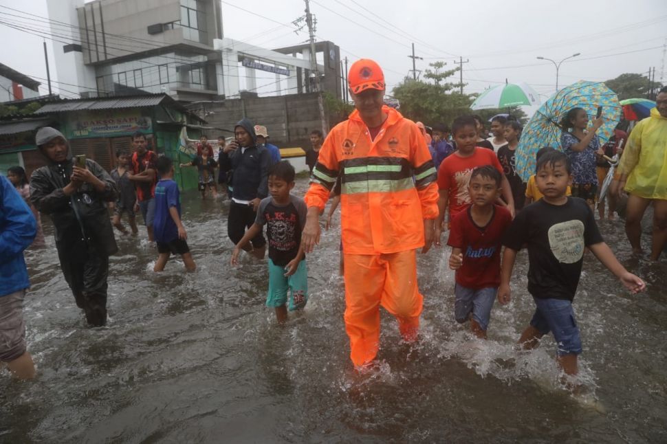 Gubernur Jawa Tengah Ganjar Pranowo saat melihat kondisi banjir di Kota Semarang, Sabtu (31/12/2022). [Dok Pemprov Jateng]