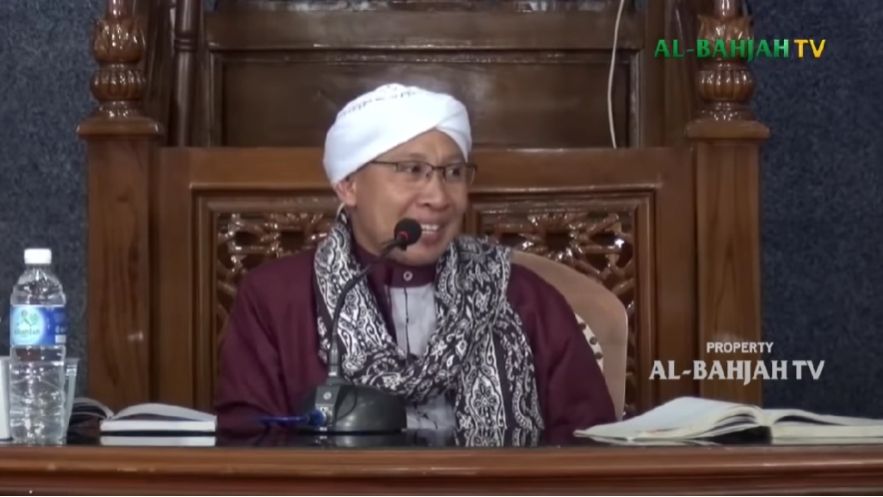 Hukum Jual Terompet Tahun Baru Menurut Buya Yahya.  (YouTube/Al-Bahjah TV)