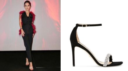 Tatjana Saphira mengenakan busana bernuansa hitam merah dan Stuart Weitzman Nudistcurve 100 Highshine sandal dengan warna hitam senada. (Foto: Dok. Stuart Weitzman)