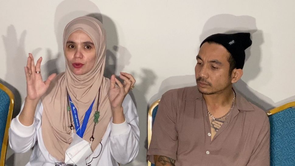 Istri Indra Bekti, Aldilla Jelita memberi keterangan mengenai perkembangan kesehatan suaminya kepada wartawan di RS Abdi Waluyo, Menteng, Jakarta Pusat, Sabtu (31/12/2022). [Adiyoga Priyambodo/Suara.com]