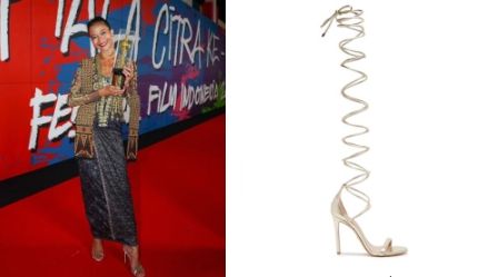 Putri Marino mengenakan kebaya nuansa navy dan gold dipadu selendang batik plus heels Nudistwrap 110 dari Stuart Weitzman. (Foto: Dok. Stuart Weitzman)