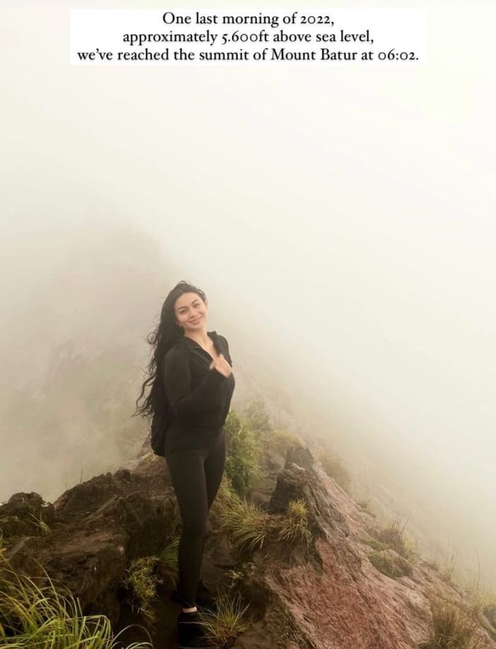 Ariel Tatum mendaki Gunung Batur di Bali jelang pergantian tahun. [Instagram]