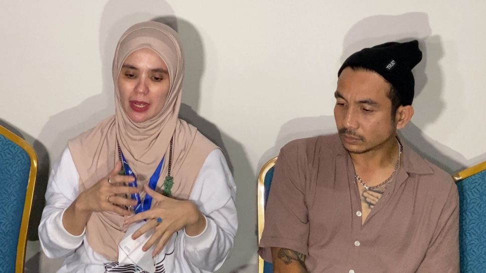 Istri Indra Bekti, Aldilla Jelita memberi keterangan mengenai perkembangan kesehatan suaminya kepada wartawan di RS Abdi Waluyo, Menteng, Jakarta Pusat, Sabtu (31/12/2022). [Adiyoga Priyambodo/Suara.com]