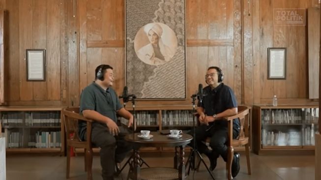 Anies Baswedan menceritakan filosofi rumahnya yang ternyata sering dipakai untuk berbagai kegiatan warga sekitar di podcast bersama Arie Putra. (YouTube/Total Politik)