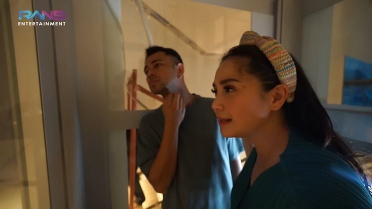 Potret Raffi Ahmad dan Nagita Slavina Jajal Lift di Rumah Baru (YouTube/Rans Entertainment)