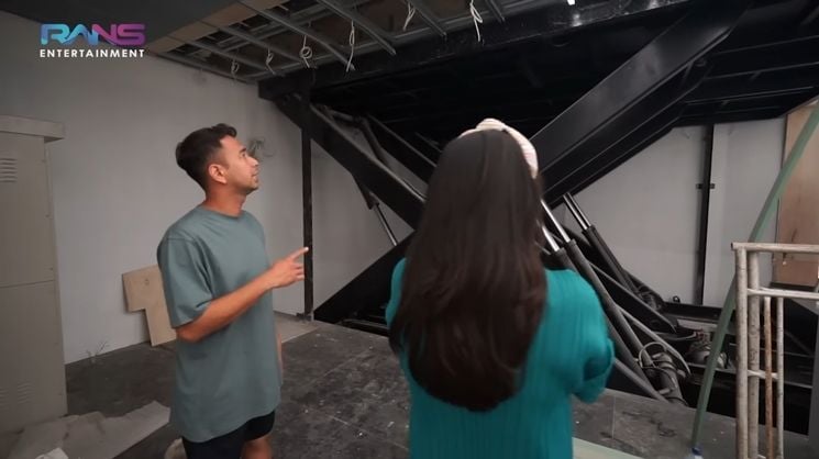 Potret Raffi Ahmad dan Nagita Slavina Jajal Lift di Rumah Baru (YouTube/Rans Entertainment)