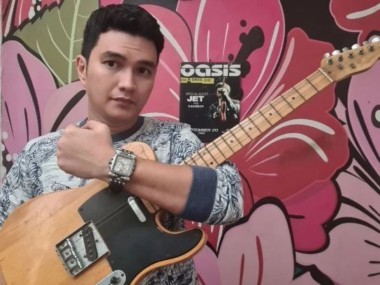 Aldi Taher lelang gitar dari Dewi Perssik untuk bantu Indra Bekti. (Instagram/ alditaher.official)