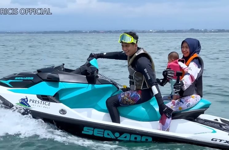 Potret Moana Naik Jetski (YouTube Ricis Official)