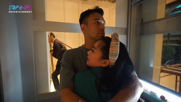 Potret Raffi Ahmad dan Nagita Slavina Jajal Lift di Rumah Baru (YouTube/Rans Entertainment)