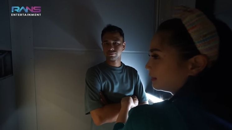 Potret Raffi Ahmad dan Nagita Slavina Jajal Lift di Rumah Baru (YouTube/Rans Entertainment)