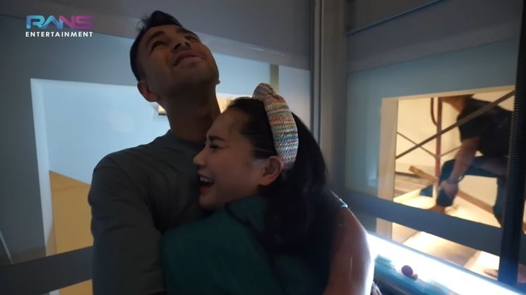 Potret Raffi Ahmad dan Nagita Slavina Jajal Lift di Rumah Baru (YouTube/Rans Entertainment)