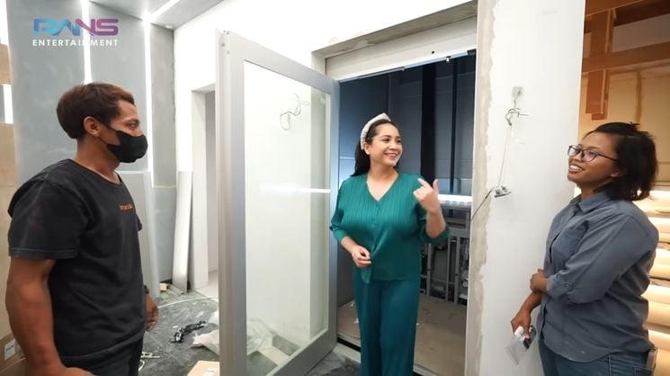 Potret Raffi Ahmad dan Nagita Slavina Jajal Lift di Rumah Baru (YouTube/Rans Entertainment)