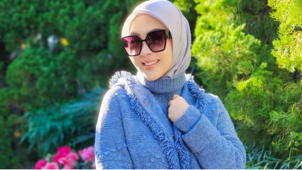 Syahrini menggunakan cardigan mahal dari sang mertua (Instagram/@PrincesSyahrini)