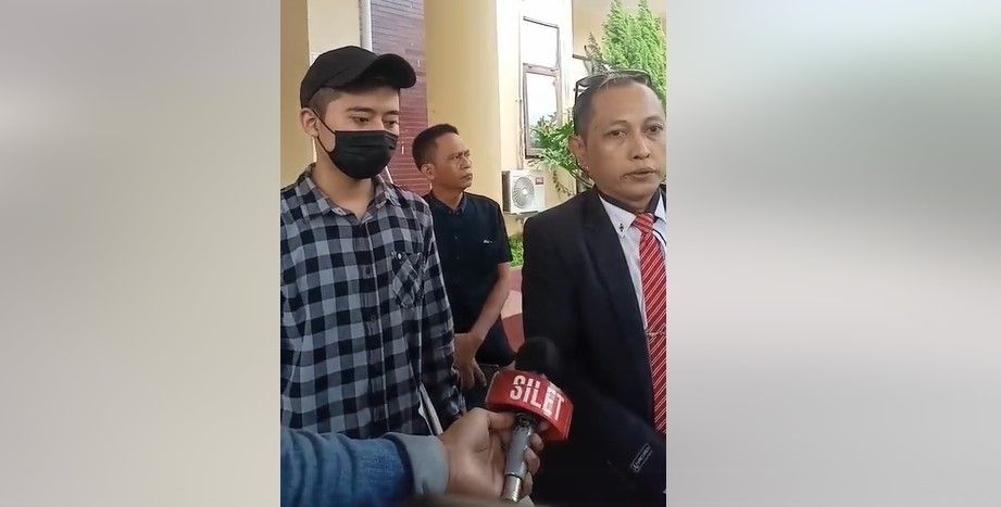 Rozy Zay Hakiki bersama pengacaranya mendatangi Polda Banten, Kamis (5/1/2023) dalam kasus pencemaran nama baik yang dituduhkan ke mantan istri, Norma Risma. [Rena Pangesti/Suara.com]