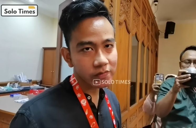 Potret Gibran Rakabuming Pakai Kalung Botol Mixue (YouTube/Solo Times)